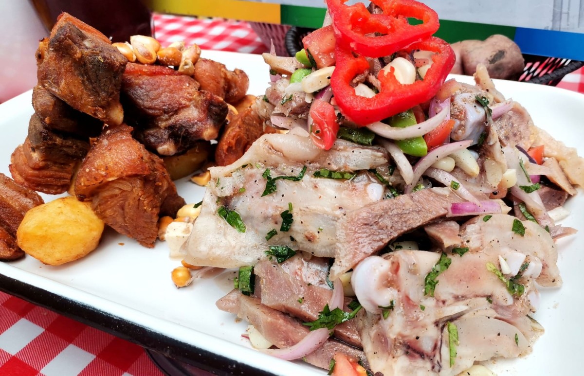 Chicharrón de chancho con sarza de sennca